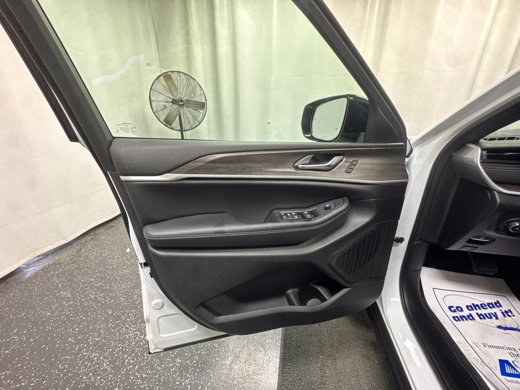 2027 Jeep Grand Cherokee GRAND CHEROKEE LIMITED 4X4