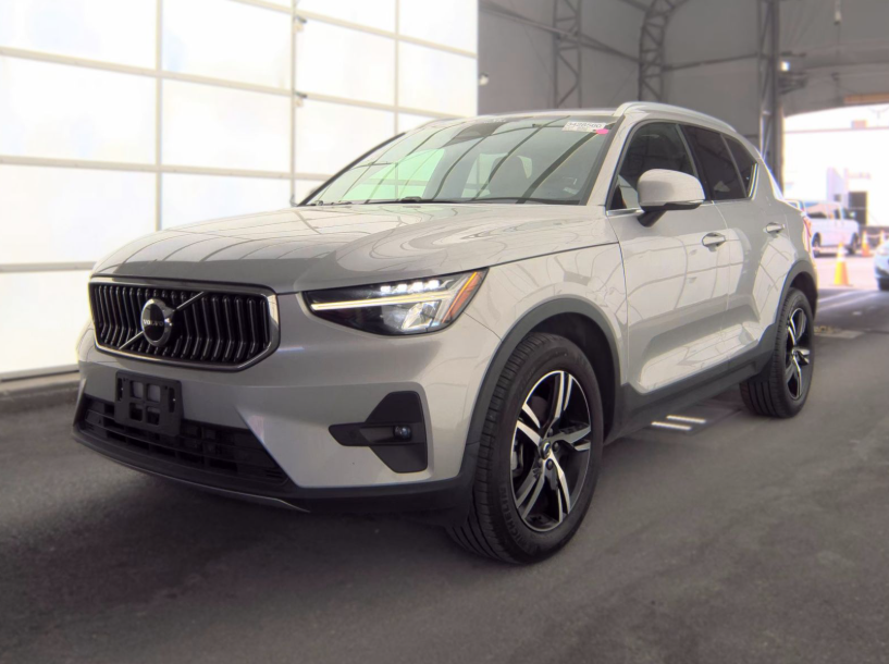 2023 Volvo XC40 B5 Plus Bright Theme